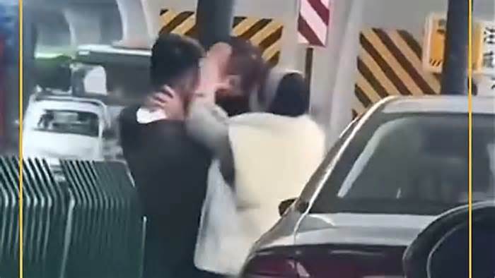 Cãi vã sau va chạm, tài xế bất ngờ ôm hôn đối phương, dân mạng bối rối theo: 'Chiêu này khó phòng'