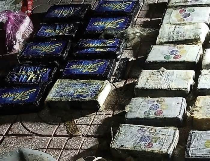 Phát hiện 24 bánh nghi là ma túy trôi dạt trên biển Kê Gà