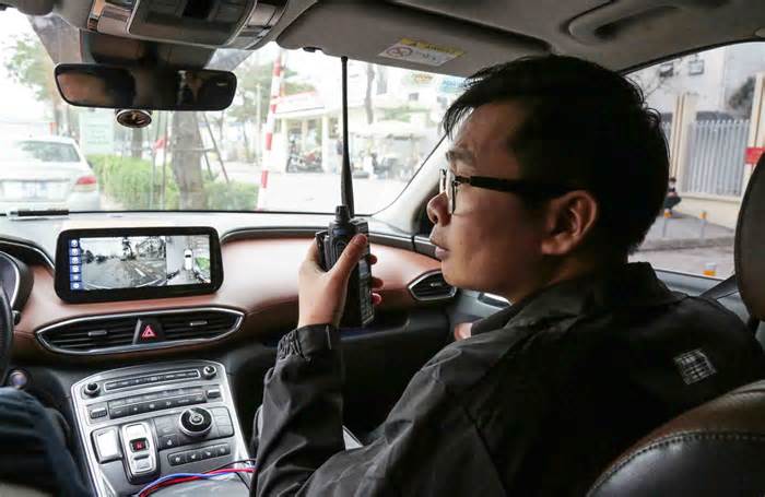 Cao điểm Tết, CSGT Hà Nội hóa trang kiểm soát hoạt động vận tải hành khách