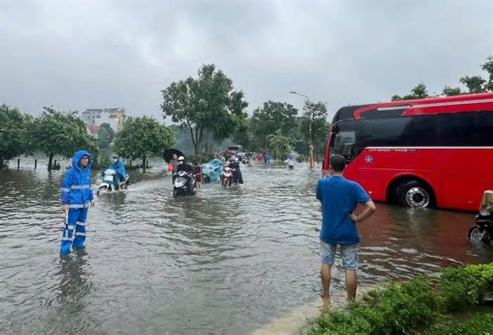 Hà Nội dùng xe công vụ chở người dân qua đường bị ngập