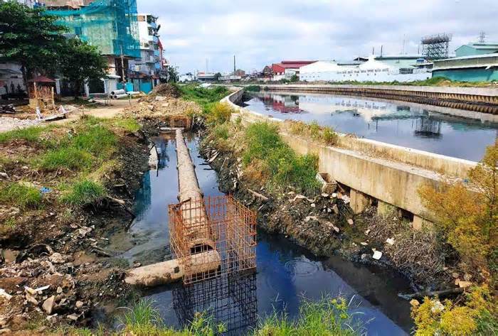 Dự án cải tạo kênh dài nhất TPHCM bầy hầy, dân khổ sở