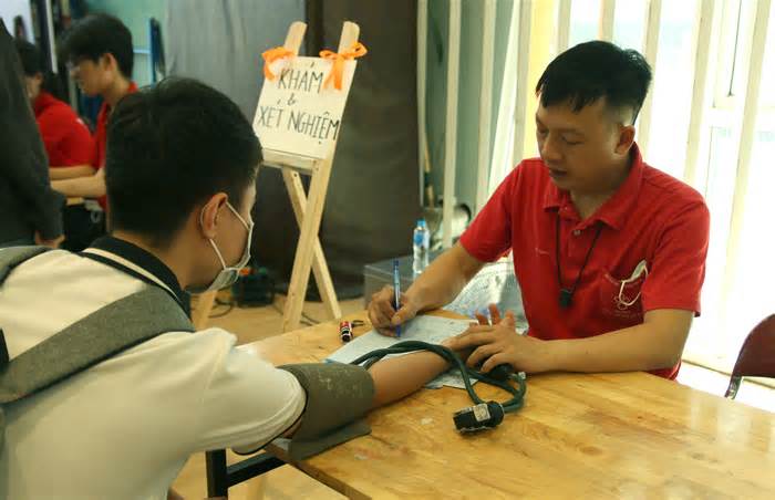 Sinh viên Kiến trúc Hà Nội hào hứng hiến máu thắp sáng trái tim hồng