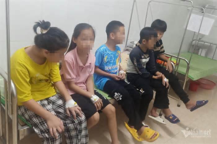 25 học sinh vào viện sau khi ăn kẹo bán ở cổng trường