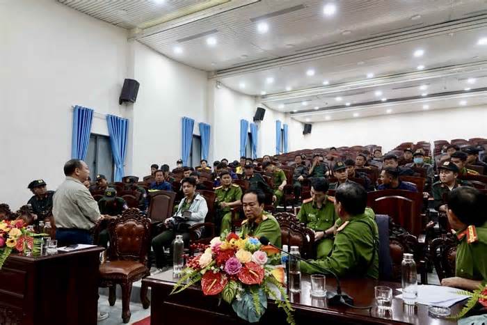 150 cảnh sát bao vây điểm khai thác khoáng sản trái phép ở Bình Thuận