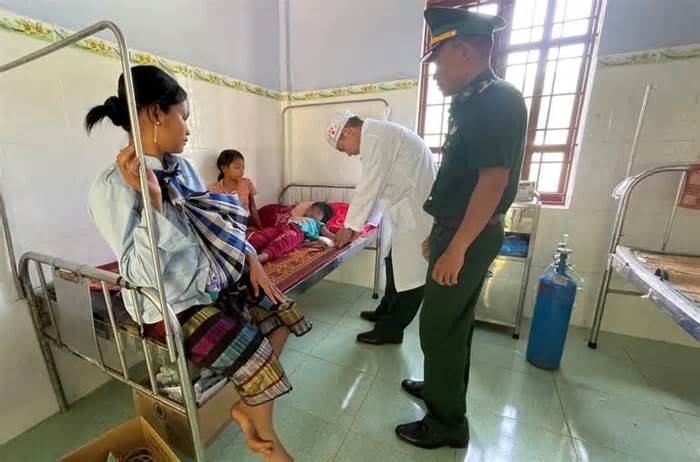 Bị ngộ độc nấm, 2 trẻ may mắn được quân y biên phòng cấp cứu kịp thời