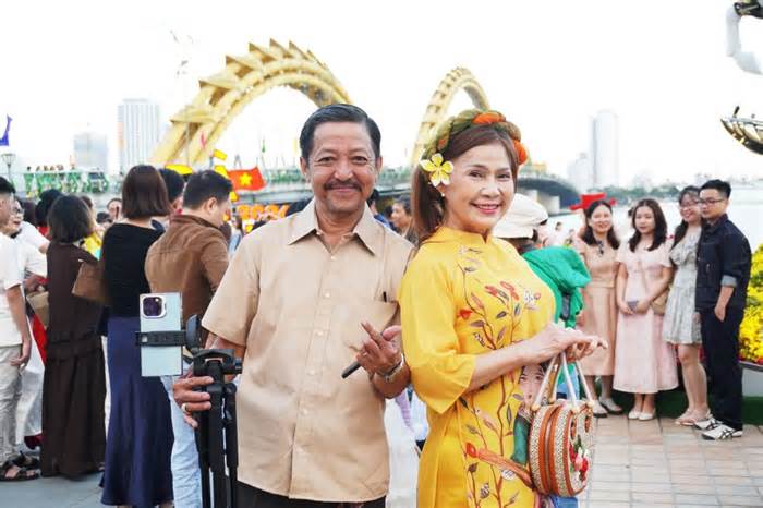 Người dân chi cả chục triệu đồng sắm máy, chụp ảnh xuân ở Đà Nẵng