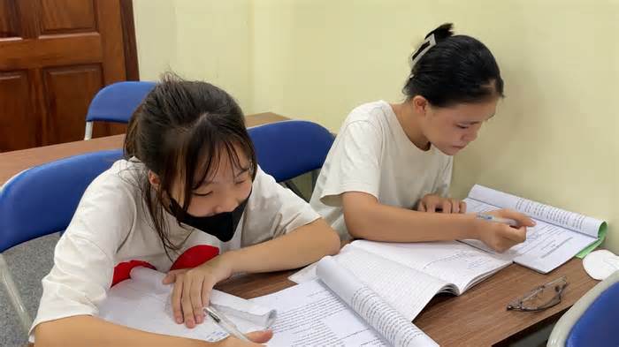 Phụ huynh lo lắng vì tỉ lệ chọi vào lớp 10 ở Hà Nội tăng cao