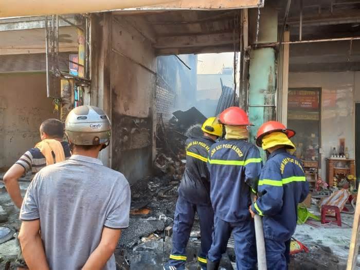 Hỏa hoạn thiêu rụi cửa hàng điện tử ở Quảng Nam