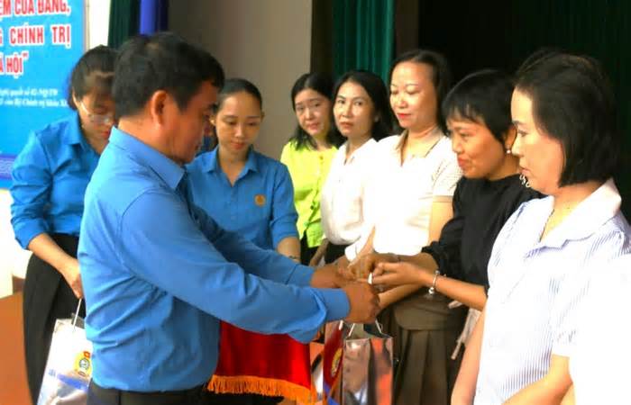 Quảng Nam trao gần 400 triệu đồng cho người lao động khó khăn