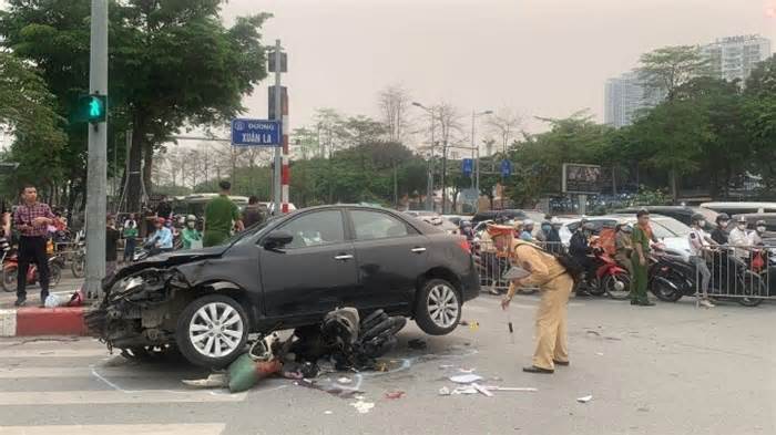 Hà Nội: Ô tô tông hàng loạt xe máy, gần 20 người bị thương