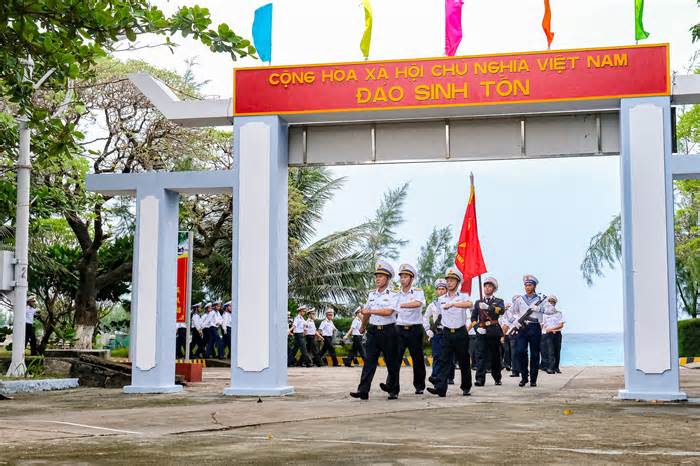 Nghẹn ngào chia tay đồng đội hoàn thành nghĩa vụ quân sự nơi đảo xa