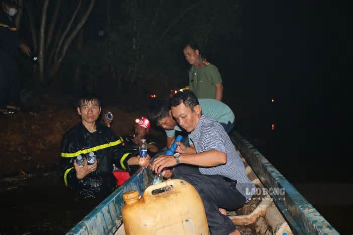 Hơn 500 cán bộ, chiến sĩ xuyên đêm chữa cháy rừng ở biên giới Kiên Giang