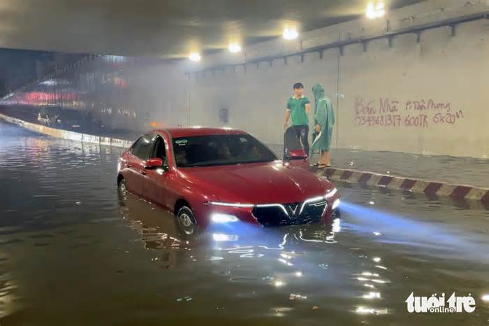 Hầm chui Tân Phong ngập sâu, ô tô chới với giữa dòng nước