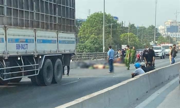 Ô tô tải va chạm xe máy trên cầu vượt, 2 người tử vong