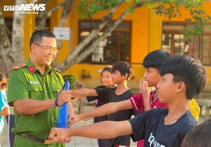 Lớp võ 0 đồng của đại úy công an mở cho trẻ em vùng cao Thừa Thiên - Huế