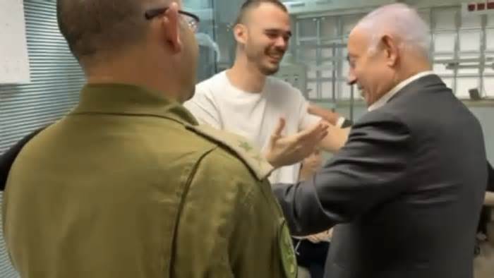 Con tin Nga ôm chầm thủ tướng Netanyahu sau khi được Israel giải cứu