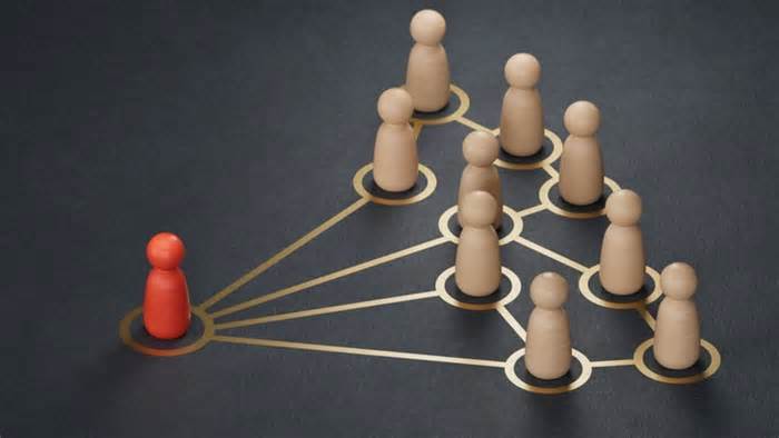 Đám đông có thể sai, vì sao con người vẫn nghe theo? Nghiên cứu hé lộ lý do