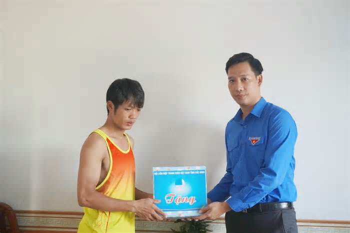 Tỉnh Đoàn Bắc Ninh tặng Bằng khen thanh niên cứu người trong vụ cháy chung cư mini tại Hà Nội