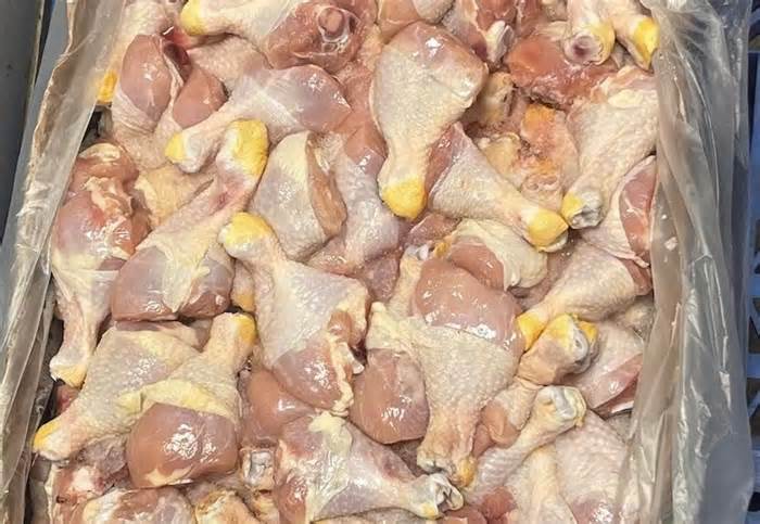 Thịt gà đông lạnh nhập khẩu ồ ạt vào Việt Nam, giá rẻ bằng nửa hàng trong nước