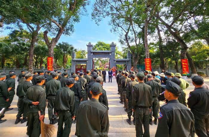 Cảnh sát cơ động 'làm đẹp' Khu Di tích Quốc gia đặc biệt Kim Liên