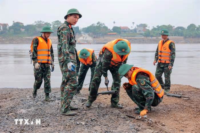 Chính thức ghép cầu phao dã chiến tạm thay cầu Phong Châu bị sập