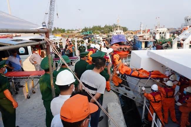 Vụ chìm sà lan ở Quảng Ngãi: 4 người tử vong, 5 người mất liên lạc
