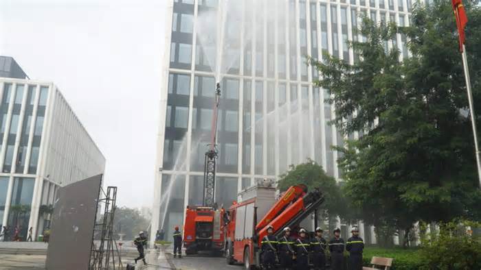 Diễn tập chữa cháy, cứu nạn tại trụ sở Bộ Công an