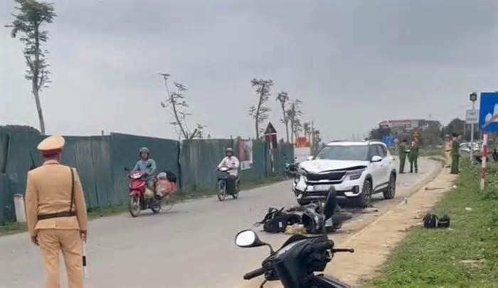 Xe máy chở 4 va chạm ô tô, 2 vợ chồng ở Thanh Hóa chết thảm