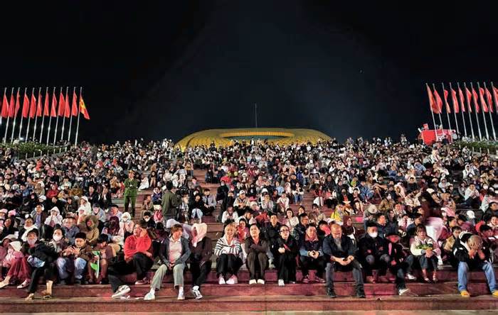 Biển người đổ về 18 điểm bắn pháo hoa ở tỉnh lớn nhất nước