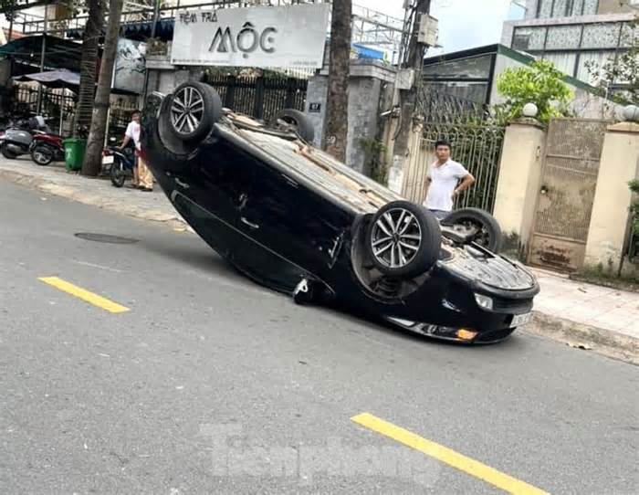 Ô tô ‘lấm lưng trắng bụng’ giữa đường sau va chạm ở Bình Dương