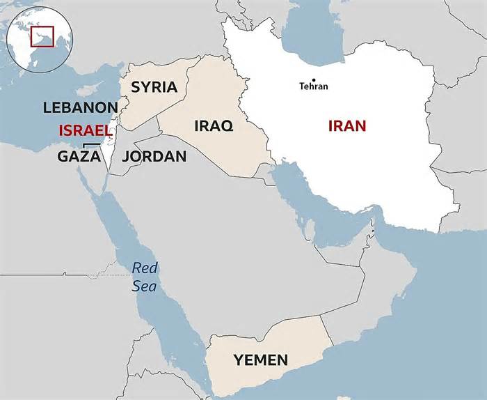 Khoảnh khắc phòng không Iran đánh chặn tên lửa Israel