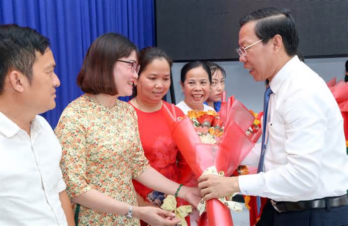 Chủ tịch TP.HCM Phan Văn Mãi dự lễ sắp xếp ấp tại xã An Thới Đông, Cần Giờ