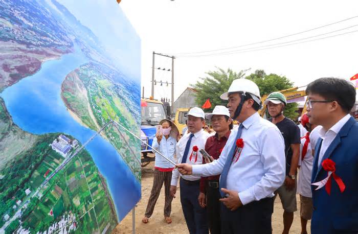 Hơn 570 tỷ xây cầu đường phá thế độc đạo vùng rốn lũ Quảng Nam