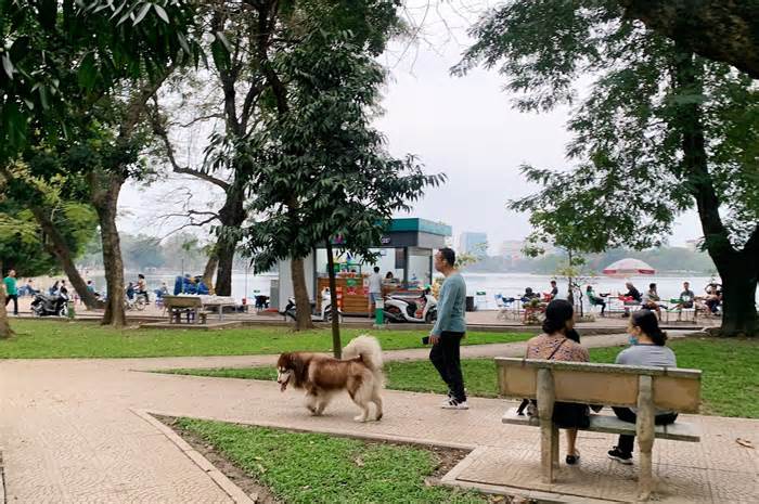 Sau khi tháo rào chắn, 2 công viên lớn ở Hà Nội trở nên lộn xộn