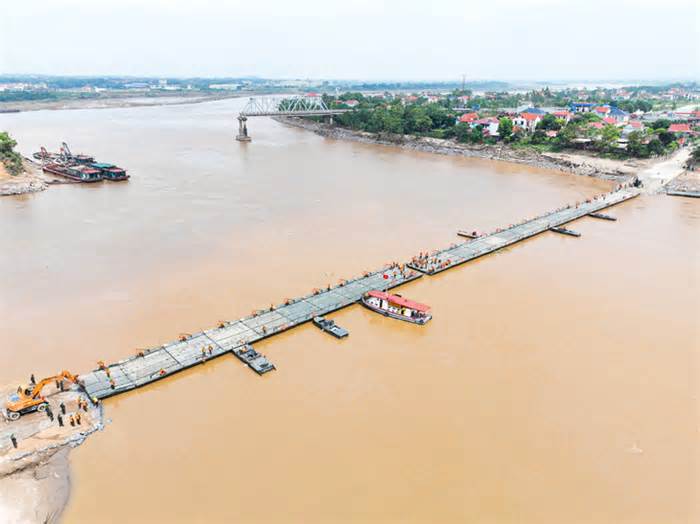 Hoàn thành lắp cầu phao Phong Châu trong 90 phút