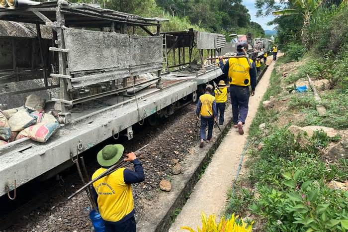 Chuẩn bị thông hầm đường sắt qua Phú Yên sau 10 ngày xảy ra sạt lở