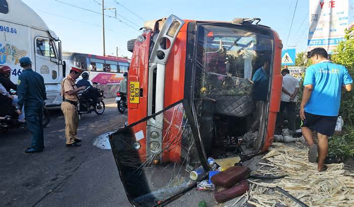 Ôtô chở 40 công nhân lật ngang trên quốc lộ 1