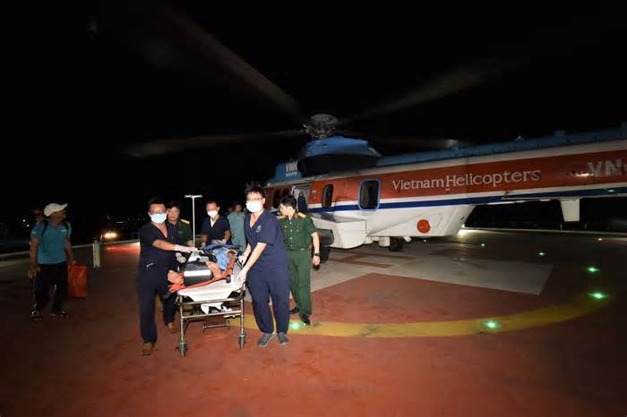 Ngư dân nguy kịch được đưa vào đất liền cấp cứu bằng trực thăng