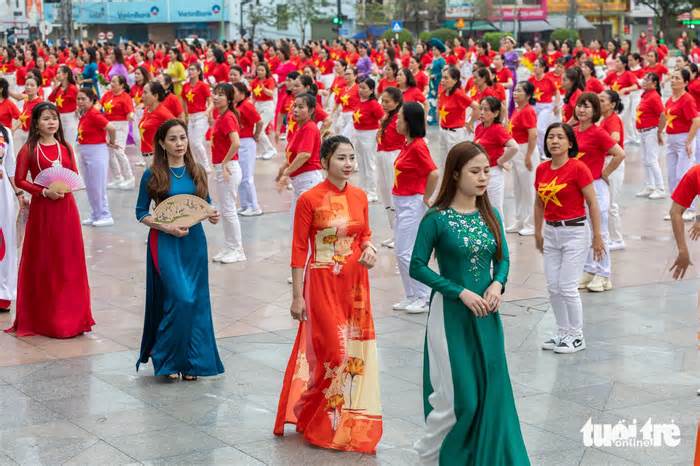 Hơn 1.000 phụ nữ trình diễn dân vũ áo dài
