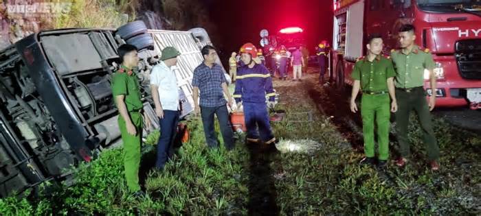 Thừa Thiên - Huế: Đang giải cứu hành khách trên xe bị lật ở cao tốc