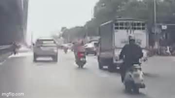 Vụ ôtô ép ngã xe máy: Nạn nhân nhận lại xe, chưa tìm được kẻ gây tai nạn