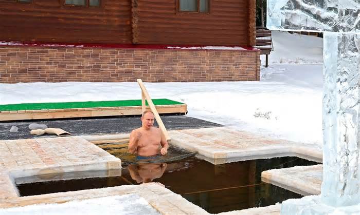 Điện Kremlin nói ông Putin vẫn ngụp trong hồ băng