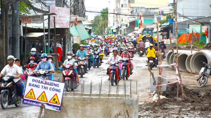 Ngổn ngang công trình trước các cổng trường ở Cần Thơ