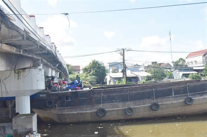 Đồng bằng sông Cửu Long: 'Nghẽn' vận tải thủy