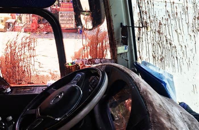 Đà Lạt: Xe chở du khách bị ném mắm tôm pha sơn