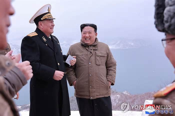 Lãnh đạo Triều Tiên Kim Jong-un thị sát thử tên lửa hành trình từ tàu ngầm
