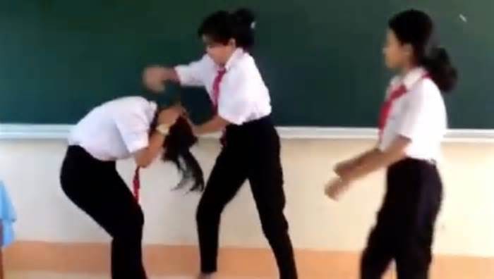 Vĩnh Long: Nhóm nữ sinh lớp 6 đánh bạn trên bục giảng vì 20.000 đồng