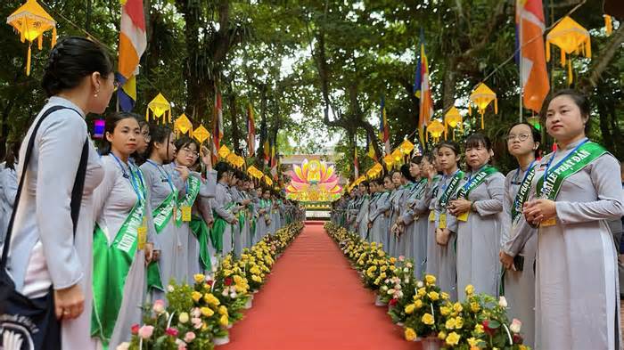 Người Huế đội mưa cầu quốc thái dân an tại lễ rước mừng Phật đản