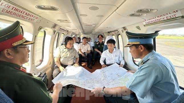 Thủ tướng đi trực thăng thị sát tình hình sạt lở Đồng bằng sông Cửu Long