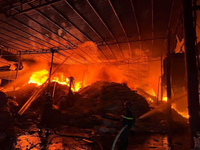 Hải Phòng: Cán bộ bị thương khi chữa cháy xưởng phế liệu trong đêm